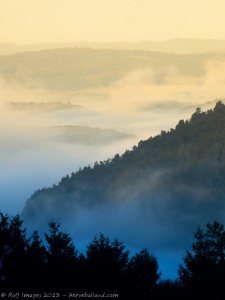 Valée dans la brume